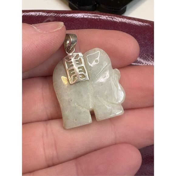 Vintage Jade elephant pendant - Picture 2 of 8